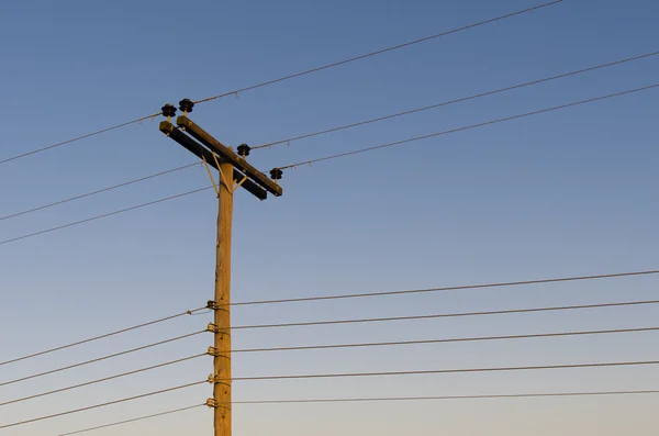 Ligne électrique sur poteaux en bois — Photo