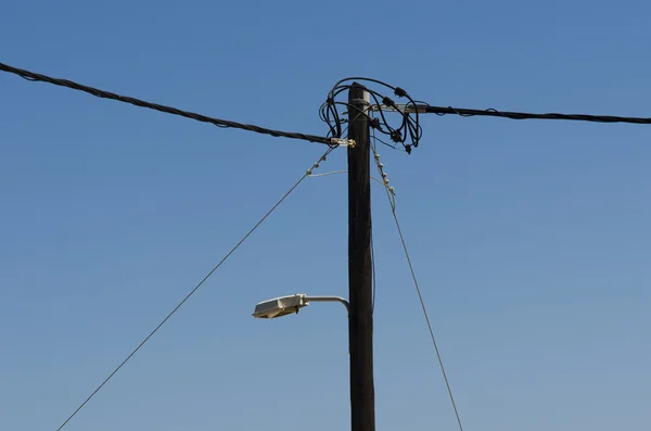 Ligne électrique sur poteaux en bois — Photo