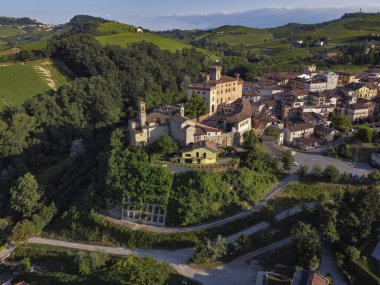Barolo köyünün insansız hava aracı manzarası tepeler ve üzüm bağlarıyla çevrili Langhe ülkesi.