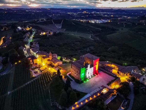 Widok Nocny Miasta Zamku Grinzane Cavour Oświetlone Włoską Flagą Zanurzone Obraz Stockowy