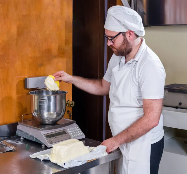 Pasta Şefi Piedmont Langa Talya Dan Tipik Fındıklı Kek Hazırlıyor — Stok fotoğraf