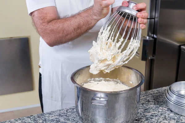 Chef Pâtissier Prépare Gâteau Aux Noisettes Typique Piémont Langa Italie — Photo