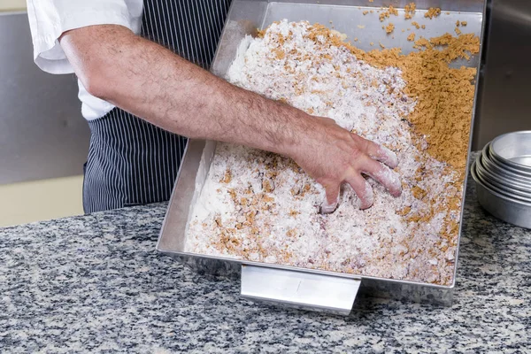 Bakverk Kock Förbereder Typiska Hasselnöt Tårta Från Piemonte Langa Italien — Stockfoto