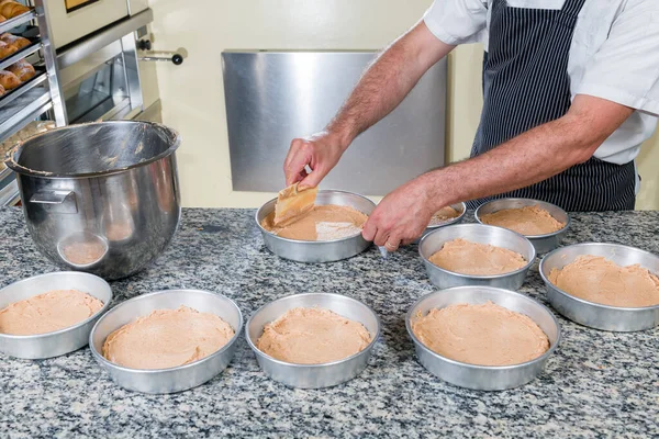 Pastelero Prepara Pastel Típico Avellana Piamonte Langa Italia — Foto de Stock