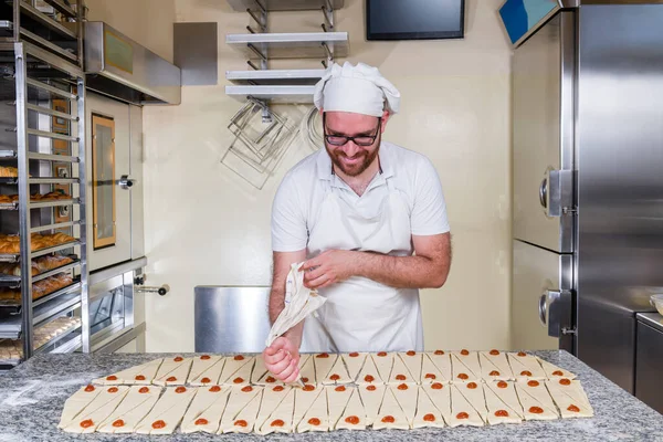 Fáze Přípravy Cukrář Připravuje Jam Croissant Cukrárně — Stock fotografie