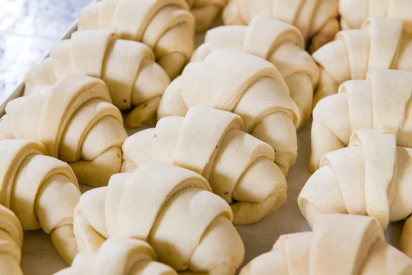 Fáze Přípravy Cukrář Připravuje Jam Croissant Cukrárně — Stock fotografie