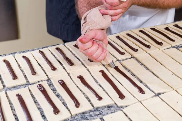 Zubereitung Konditor Bereitet Konditorei Schokoladenbrioche — Stockfoto