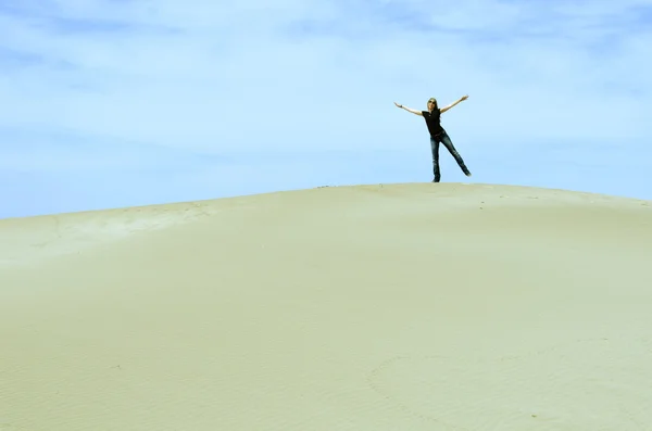 砂山の頂上に立っている女の子 — ストック写真