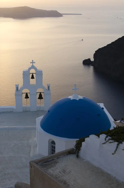 Igreja ortodoxa típica na ilha de Santorini — Fotografia de Stock