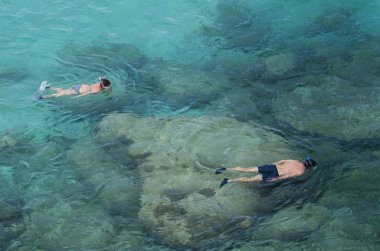 İki kişi kayaların şnorkel yapmak