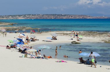 Formentera plajında tatil insanlar