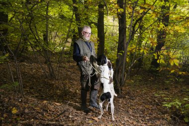 Erkekler domalan köpeğiyle ormanda arıyorum