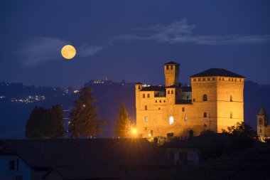 Castle rinzane Cavour içinde gece dolunay ile
