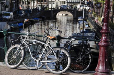 Ca köprüden Amsterdam Hollanda Hollanda Avrupa iki motosiklet