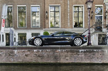 Amsterdam Hollanda'da Tesla elektrikli araba park