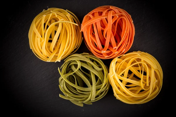 Verschillende pasta in drie kleuren — Stockfoto