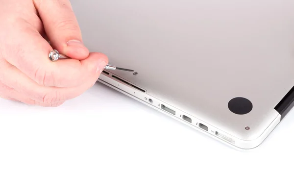 Technicus reparatie Laptop aan balie — Stockfoto