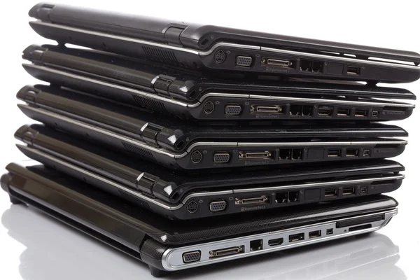 Pilha de laptops antigos aguardando reparação — Fotografia de Stock