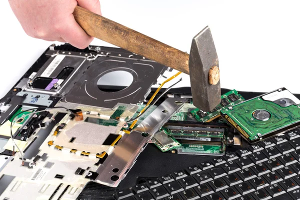 Destroying laptop with a hammer — Stock Photo, Image