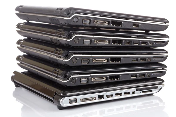 Stapel alter Laptops warten auf Reparatur — Stockfoto