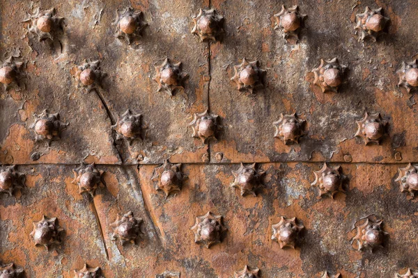 Ancient wooden spiked door detail i — Stock Photo, Image