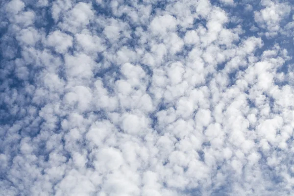 Nuvens fofas, dia ensolarado , — Fotografia de Stock