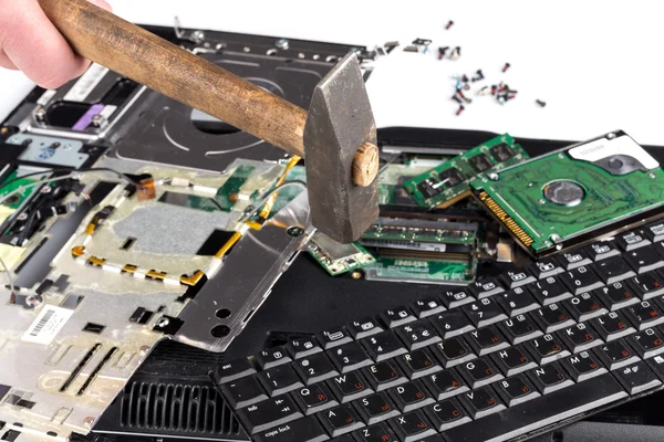 Zniszczenie laptopa młotkiem — Zdjęcie stockowe