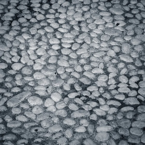 Runde Steine im Boden — Stockfoto