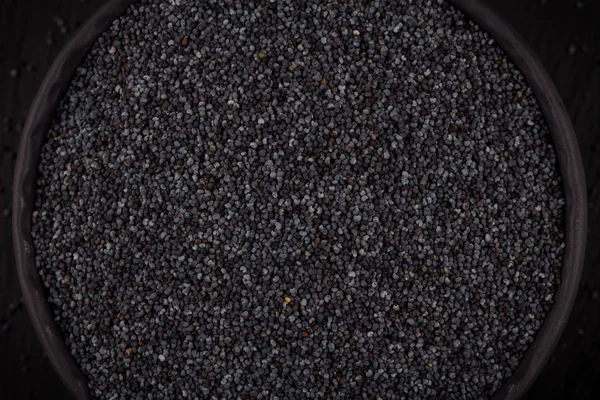 Семена мака в каменной чаше — стоковое фото