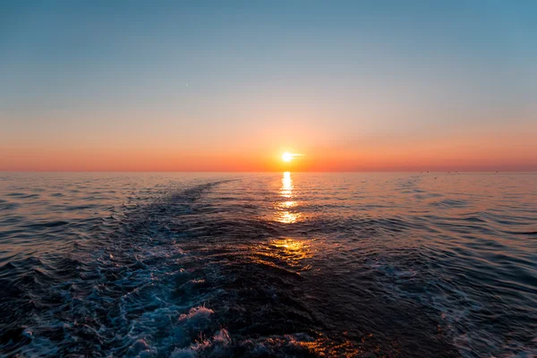 Zee zonsondergang met schip trace — Stockfoto