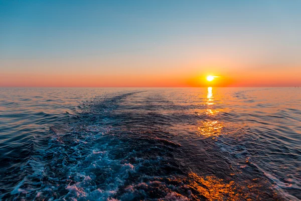 Deniz Günbatımı ile gemi izleme — Stok fotoğraf