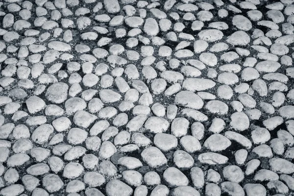 Pietre rotonde nel terreno — Foto Stock