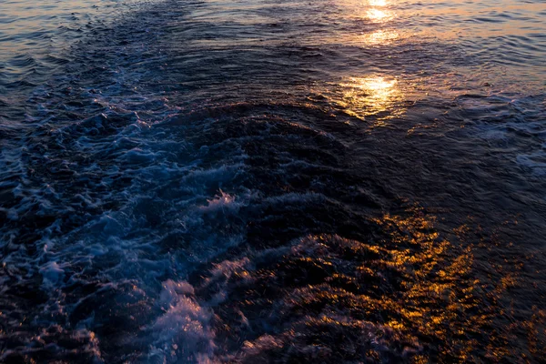 Pôr do sol do mar com rastreamento de navio — Fotografia de Stock