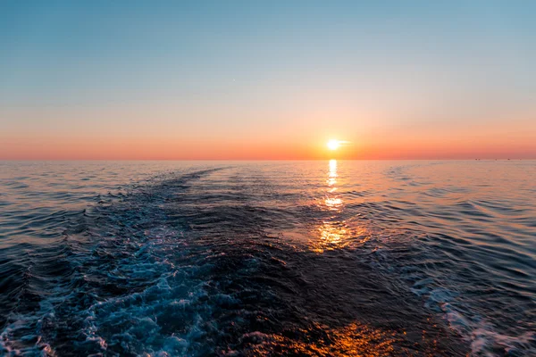 Zee zonsondergang met schip trace — Stockfoto