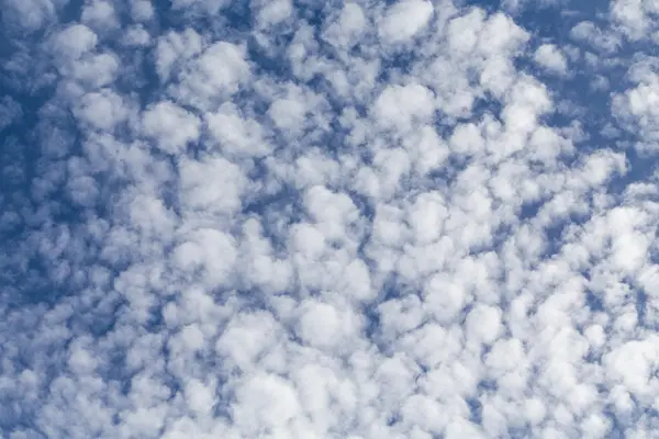 Fluffy clouds, sunny day, — Stock Photo, Image