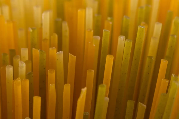 Bos van verschillende rauwe Italiaanse pasta — Stockfoto