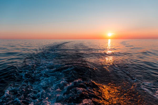 Pôr do sol do mar com rastreamento de navio — Fotografia de Stock