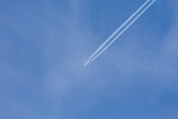 飞机在空中 — 图库照片