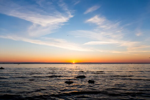 Heldere lucht en water bij zonsondergang — Stockfoto