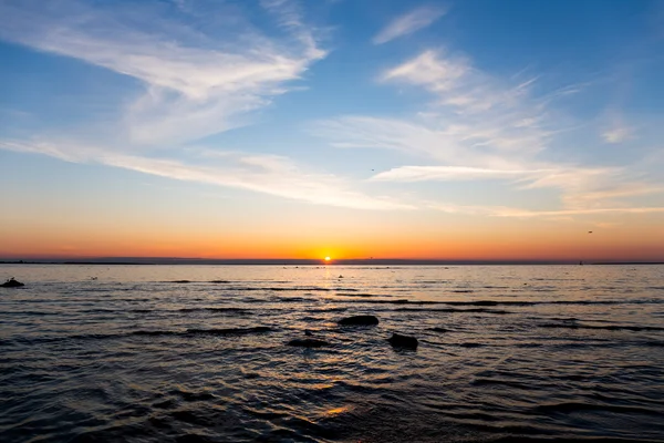 Jasne niebo i woda o zachodzie słońca — Zdjęcie stockowe