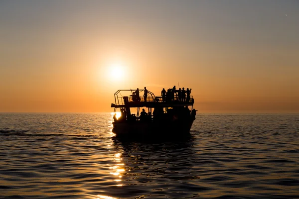 Feribot Tekne siluet yolcular ile — Stok fotoğraf
