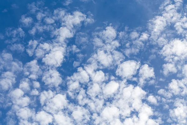 Fluffy clouds, sunny day, — Stock Photo, Image