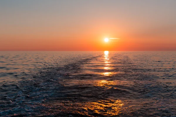 船トレースと海の夕日 — ストック写真