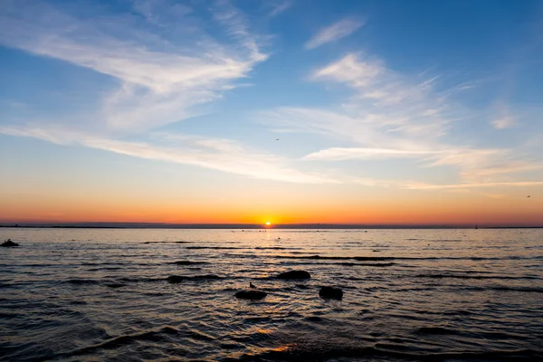 Cielo luminoso e acqua al tramonto — Foto Stock