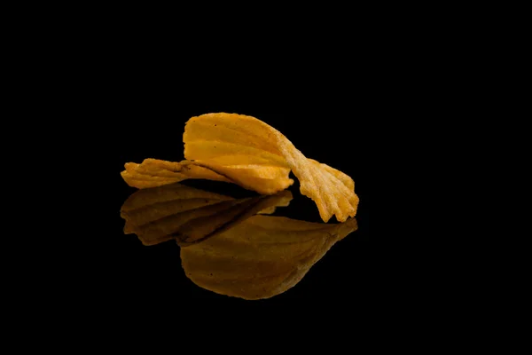 Chip ziemniaka na czarny — Zdjęcie stockowe