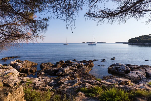 Puesta del sol y yate de lujo en el mar — Foto de Stock