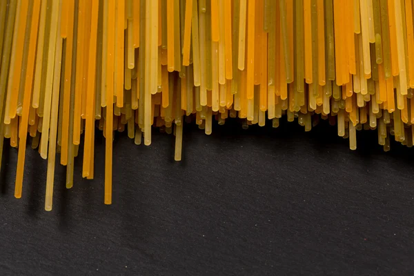 Bos van verschillende rauwe Italiaanse pasta — Stockfoto