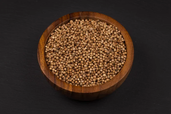 Nasiona kolendry w małe drewniane miski — Zdjęcie stockowe