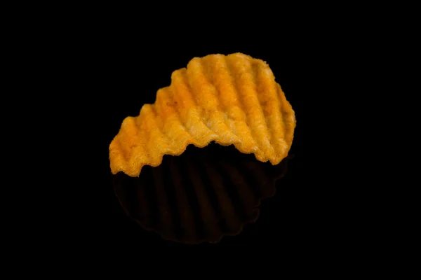 Kartoffelchips auf schwarzer Oberfläche — Stockfoto