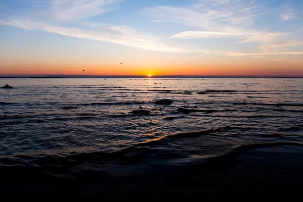 明るい空と夕日に水 — ストック写真